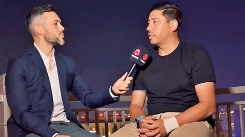 Nicolás Córdova converso con Enzo Olivera en el balcón de su residencia en Qatar