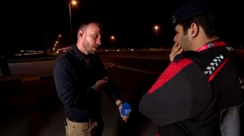 Reportero danés conversa con la policía