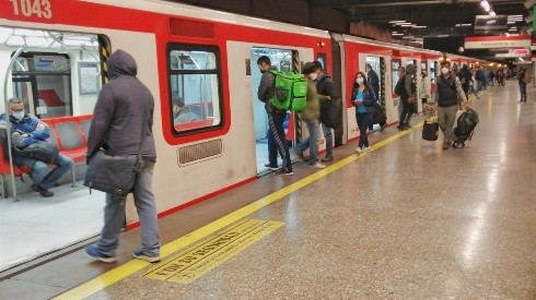 Metro de Santiago informa horario de cierre.