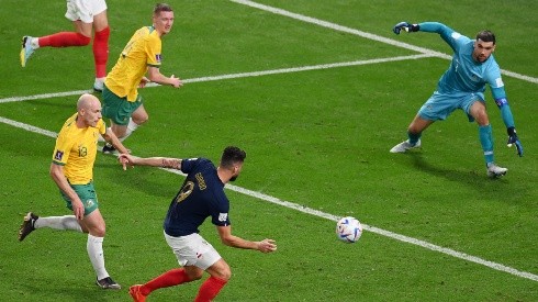 Olivier Giroud dispara para el gol de Francia