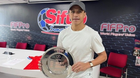 La fotografía de Alexis Sánchez con el premio ganador por el Sifup.