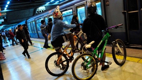 Metro de Santiago informa que se podrá viajar con bicicletas.