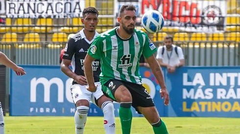 Borja Iglesias aplaudió a Daniel Gutiérrez días después del amistoso entre Colo Colo y Betis