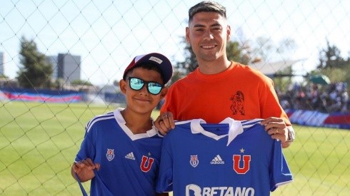 Felipe Mora recibió la camiseta de la U, además se sacó fotos con la copa.