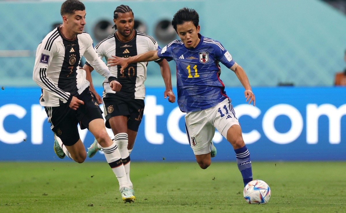 San Sebastian, Spain. 22nd Apr, 2023. (L-R) Takefusa Kubo, Imanol Alguacil  (Sociedad) Football/Soccer : Spanish La Liga Santander match between Real  Sociedad 2-1 Rayo Vallecano at the Reale Arena in San Sebastian