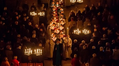 El interior de la catedral de Salisbury se ilumina con velas portadas por los coristas durante la procesión anual de Adviento "de la oscuridad a la luz".