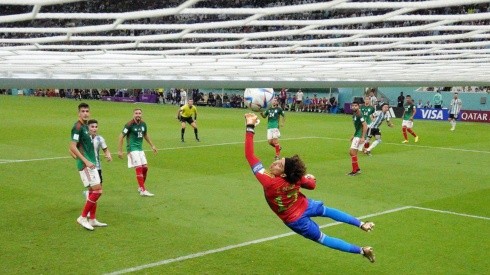 Enzo Fernández le clavó un golazo espectacular a Memo Ochoa y Argentina venció por 2-0 a México.
