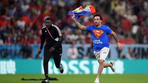 Con camiseta de Superman y bandera del LGTBIQ+ un hincha entró a la cancha en Qatar