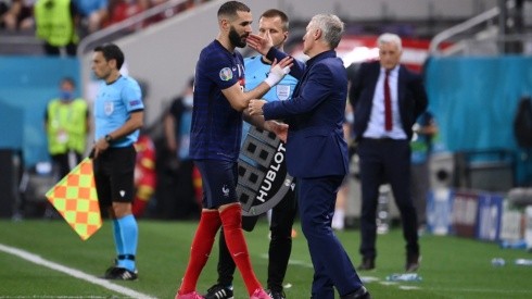 Karim Benzema y Didier Deschamps en un partido de 2021. El Gato sufrió una lesión que lo sacó de la concentración de Les Bleus, aunque sigue inscrito en el Mundial.