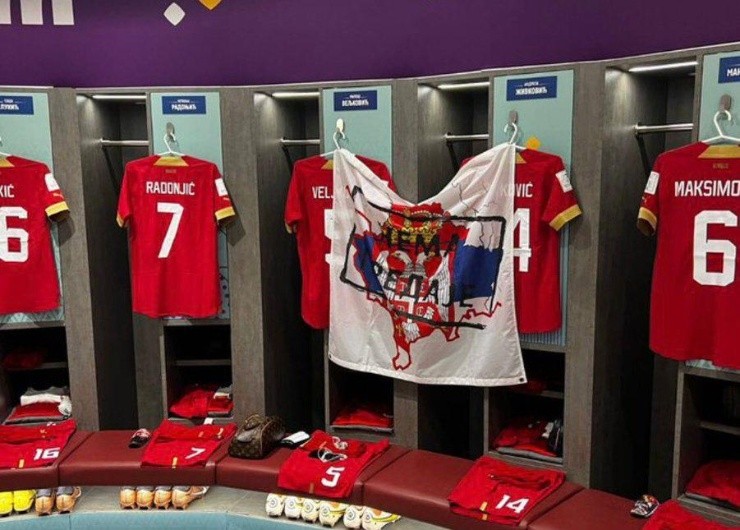 La bandero que puso Serbia en su camarín antes de enfrentar a Camerún. | Foto: Archivo.