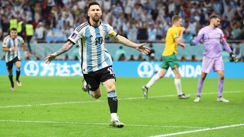Lionel Messi tiene encontrón con australiano y contesta con un golazo.