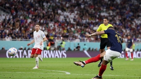 Kylian Mbappé y el primero de los bombazos que anotó en la gran victoria de Francia ante Polonia en los octavos de final de Qatar 2022.