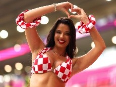 Jeques qataríes toman fotos a Miss Croacia para denunciarla