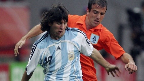 Lionel Messi aguanta la marca de Rafael van der Vaart en un duelo entre Argentina y Países Bajos.