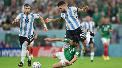 Nicolás Otamendi lucha con Hirving Lozano un balón en el duelo que Argentina le ganó a México por 2-0 con un golazo de Lionel Messi y otro de Enzo Fernández.