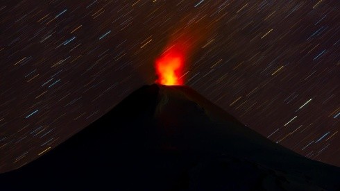 El volcán Villarrica muestra signos de actividad, visto desde Pucón, a unos 800 kilómetros al sur de Santiago.