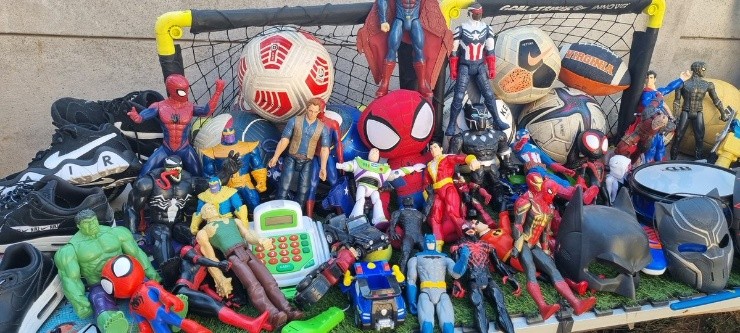 Hijo de Gabriel Costa dona sus juguetes