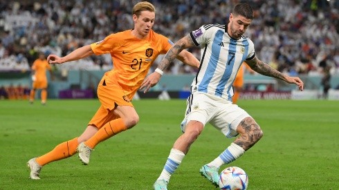 Rodrigo de Paul protege la pelota en el partido que Argentina le ganó a Países Bajos por penales en los cuartos de final de Qatar 2022.