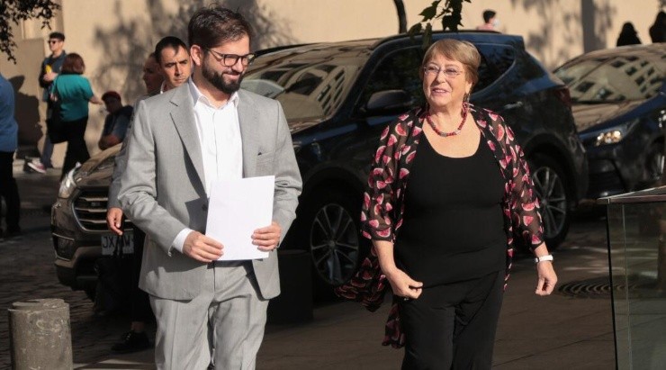 Gabriel Boric y Michelle Bachelet se reunieron en La Moneda. (AGENCIA UNO)