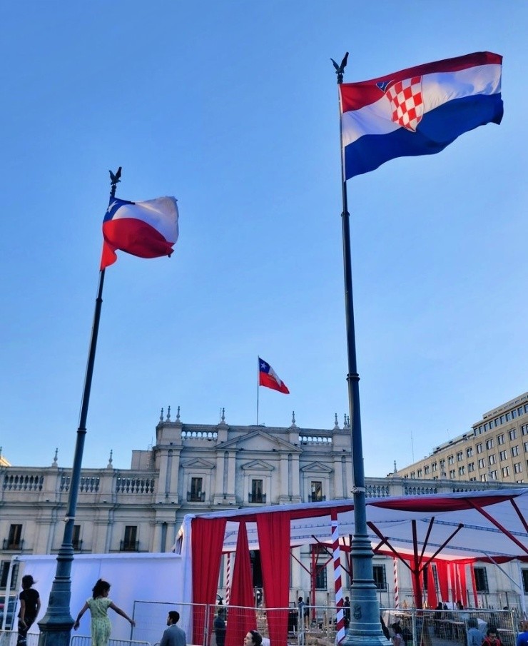 Banderas de Chile y Croacia en La Moneda