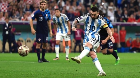 Lionel Messi dispara el penal
