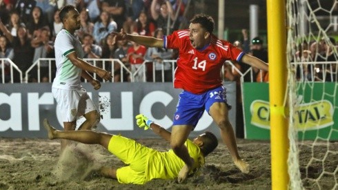 Pese a la zambullida del portero boliviano, Chile celebró un gol más en la noche iquiqueña