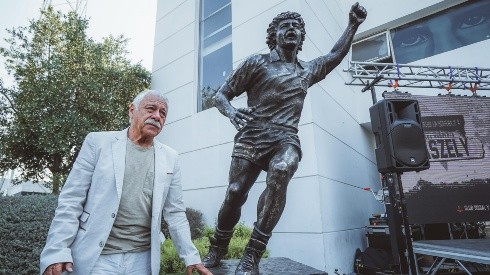¡Se lo merece! Un emocionado Carlos Caszely devela su estatua ubicada en el estadio Monumental.