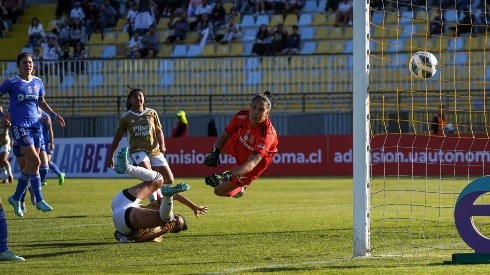 La portera de Universidad de Chile no pudo hacer nada para evitar el gol albo.