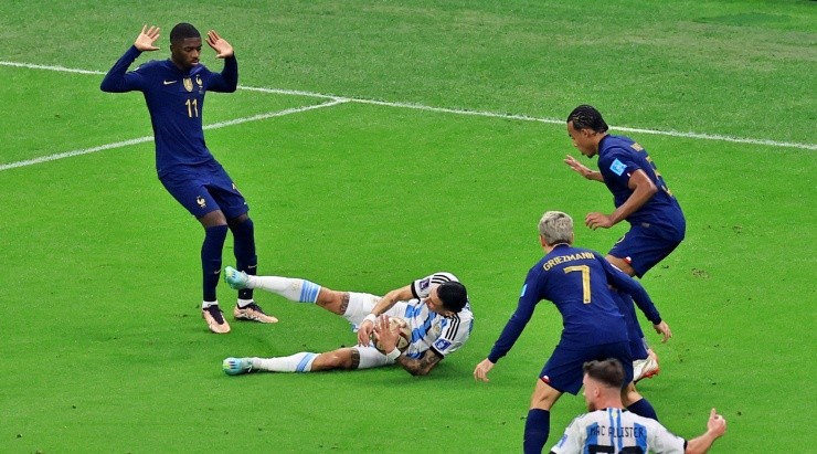 La aparatosa caida de Ángel di María convenció al árbitro Szymon Marciniak en la final del Mundial de Qatar 2022