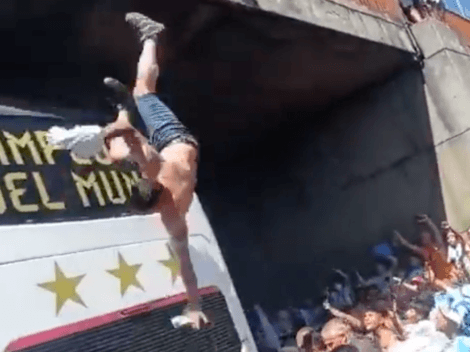 Hincha cae de un puente tras intentar subir al bus de Argentina