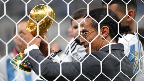 Salt Bae llegó a tocar la Copa del Mundo en medio de los festejos argentinos.