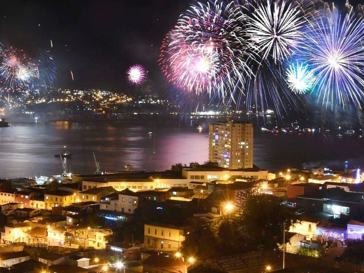 Pirotecnia para el Año Nuevo en el mar en Valparaíso fue