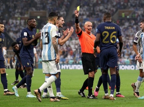 Marciniak responde con teléfono en mano a polémico gol argentino