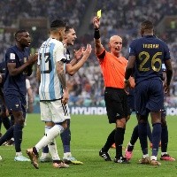 Marciniak responde con teléfono en mano a polémico gol argentino