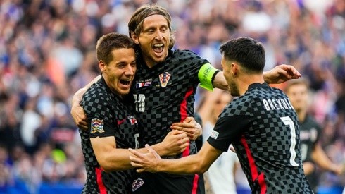 Josip Brekalo (el objetivo del Betis de Pellegrini) celebra con Luka Modric y Mario Pasalic un gol de Croacia.