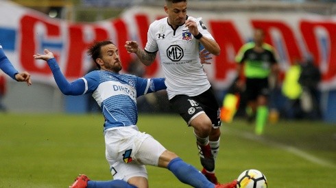 José Pedro Fuenzalida lucha un balón con Damián Pérez, flamante refuerzo de Independiente de Avellaneda.