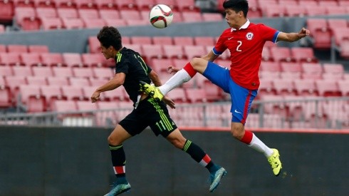 Simón Ramírez lucha una pelota en los octavos de final del Mundial Sub 17 de 2015: Chile cayó 4-1 ante México.