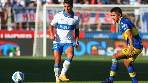 Felipe Gutiérrez en acción por la UC ante Everton de Viña del Mar. Lo marca Álvaro Madrid.