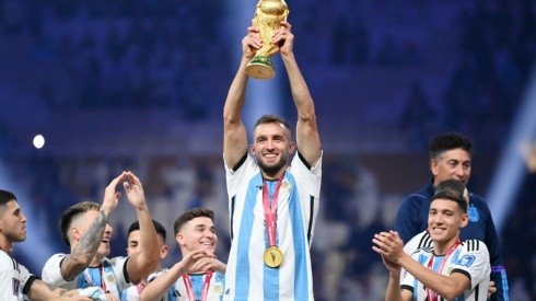 Germán Pezzella levanta el trofeo del Mundial de Qatar 2022 que ganó Argentina.