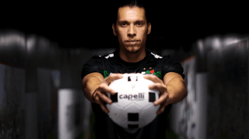 César Rigamonti posa con la camiseta de Palestino, que fichó dos arqueros para 2023.