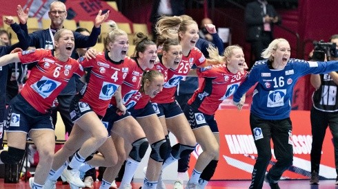 Noruega celebrando su título en la Euro de balomano
