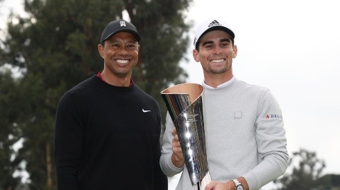 Joaquín Niemann junto a Tiger Woods, tras ganar en The Genesis Invitational