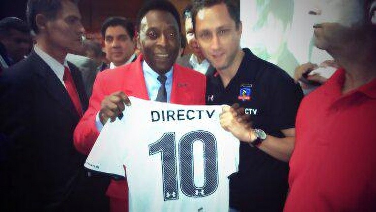 Lucho Mena le entregó la camiseta número 10 de Colo Colo a Carlos Caszely