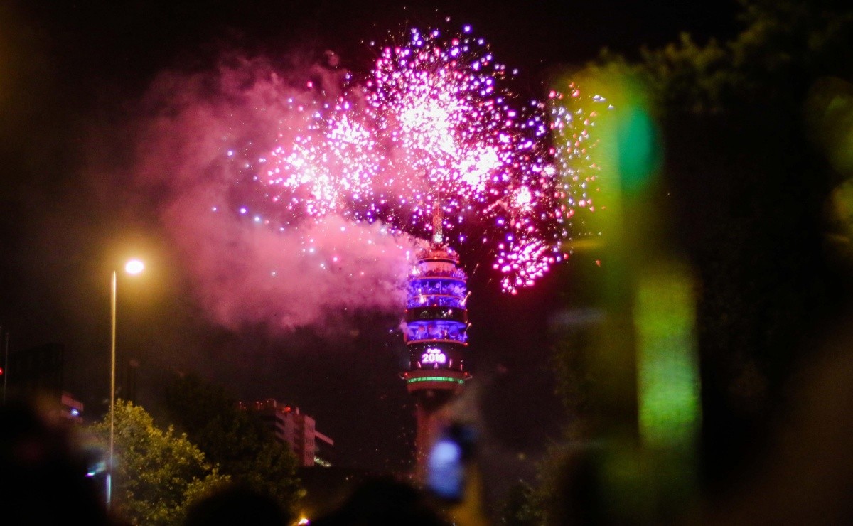 Revisa las comunas que tendrán fuegos artificiales en Santiago