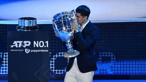 Alcaraz recibió el trofeo como número 1 del mundo