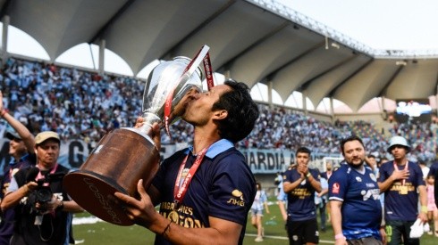 Nicolás Núñez besa el trofeo del Campeonato Ascenso 2022 que ganó Magallanes.