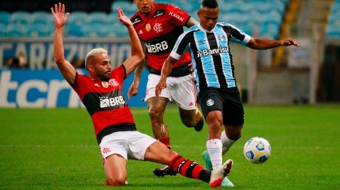 Jaminton Campaz en acción ante Flamengo por el Gremio de Porto Alegre.