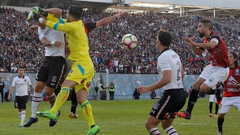 Álvaro Salazar en una acción que le costó el título a Colo Colo: terminó en gol de Gonzalo Villagra para Deportes Antofagasta.