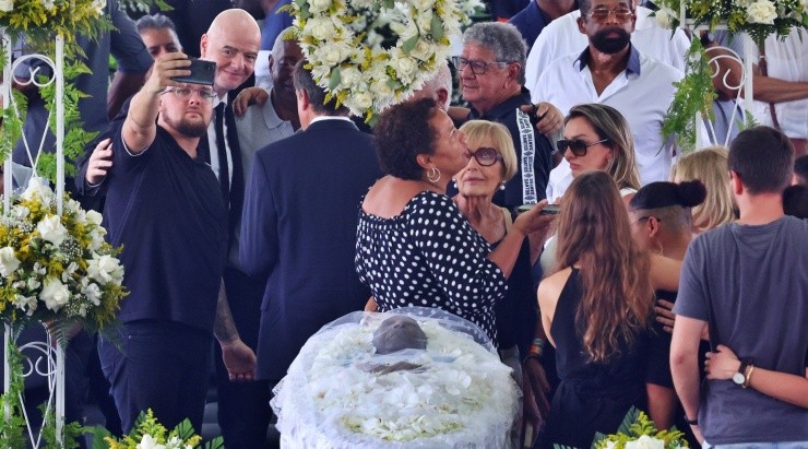 “Vamos a pedir a todas las federaciones que hagan un minuto de silencio y también que se ponga un estadio con su nombre”, dijo Gianni Infantino.    Getty Images