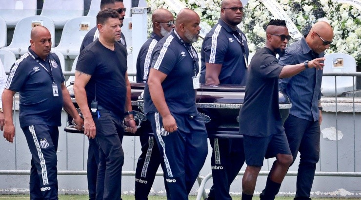 El silencio y la emoción marcan la jornada en Vila Belmiro